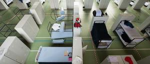 Dieses Bild zeigt eine als Flüchlingsunterkunft umfunktionierte Sporthalle.