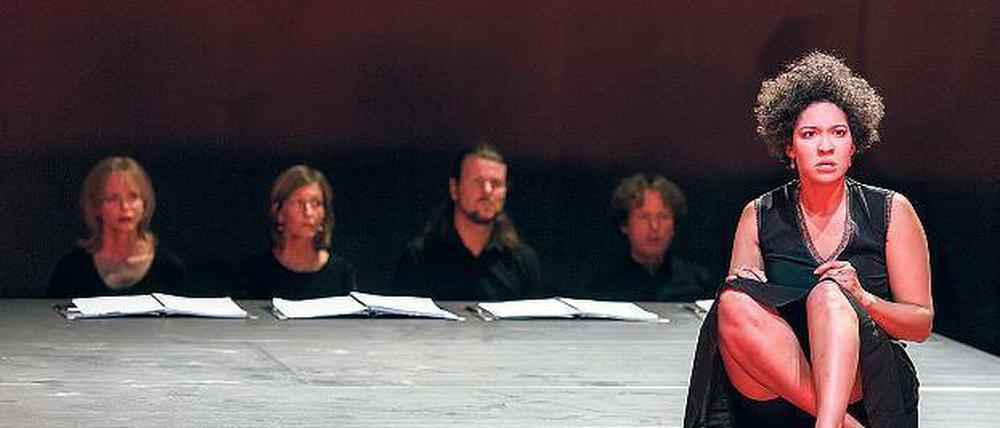 Spielfläche für eine Sopranistin. Julia Bullock als Hauptdarstellerin. 