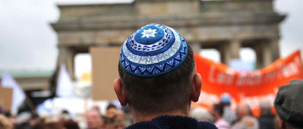 Teilnehmer der Kundgebung "Steh auf! Nie wieder Judenhass!" des Zentralrats der Juden in Deutschland am Brandenburger Tor in Berlin: Antisemitismus und Islamhass scheinen in Deutschland parallel auf dem Vormarsch.