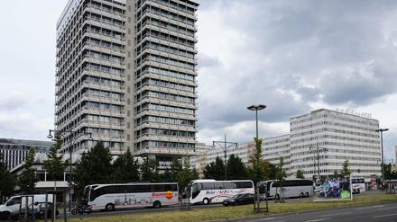 Unglücksort. Am Haus des Reisens in Mitte sprang ein Partygast von der Terrasse im ersten Stock.