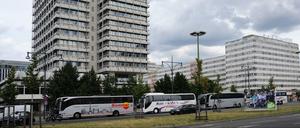 Unglücksort. Am Haus des Reisens in Mitte sprang ein Partygast von der Terrasse im ersten Stock.