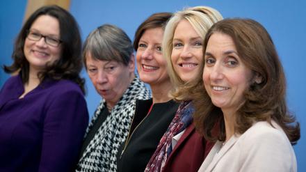 Fünf für Flüchtlinge. Bundesarbeitsministerin Andrea Nahles, Bundesumweltminsterin Barbara Hendricks, die Ministerpräsidentin von Rheinland-Pfalz Malu Dreyer, Bundesfamilienministerin Manuela Schwesig und die Integrationsbeauftragte Aydan Özoguz wollen Integrationspolitik nach dem Vorbild Rheinland-Pfalz. Dort wird im nächsten Jahr ein neuer Landtag gewählt.