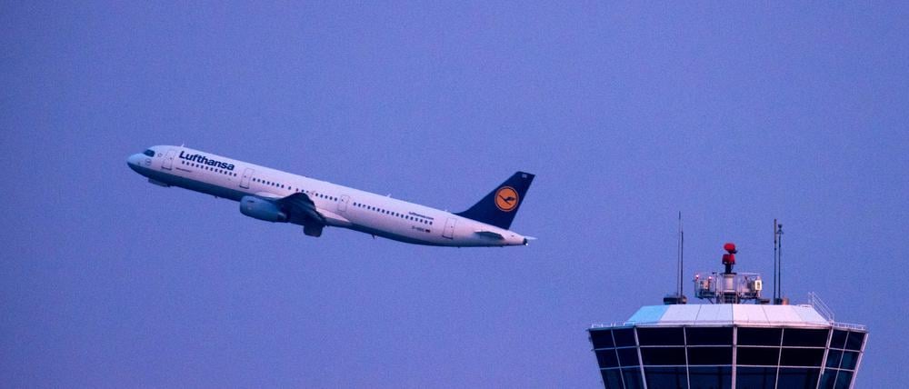 Ein Flugzeug der Lufthansa startet am Flughafen in München (Archivbild).