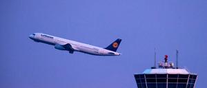 Ein Flugzeug der Lufthansa startet am Flughafen in München (Archivbild).