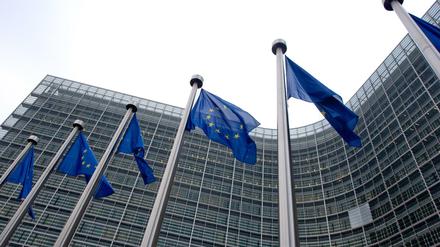 Europafahnen wehen am 04.12.2014 vor dem Gebäude der Europäischen Kommission in Brüssel. 