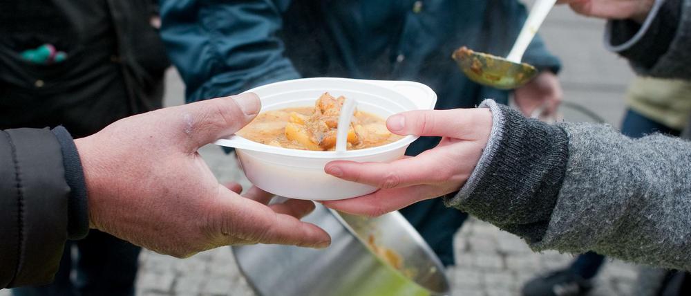 Suppe für Obdachlosen in Berlin auf dem Alexanderplatz im November 2015 - organisiert von dem Syrer Alex Assali, einem ehemaligen Flüchtling.