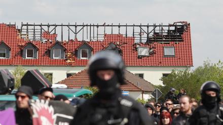Demonstration gegen Fremdenhass am 1. Mai im sachsen-anhaltischen Tröglitz. Wenige Tage zuvor war ein Brandanschlag auf die noch unbewohnte Flüchtlingsunterkunft verübt worden. 