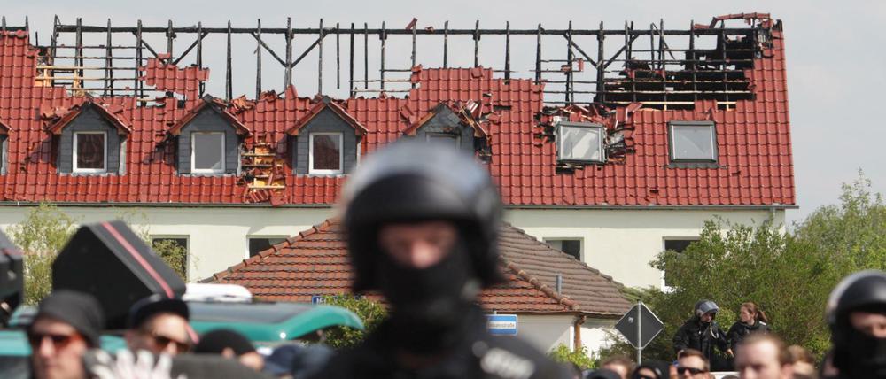 Demonstration gegen Fremdenhass am 1. Mai im sachsen-anhaltischen Tröglitz. Wenige Tage zuvor war ein Brandanschlag auf die noch unbewohnte Flüchtlingsunterkunft verübt worden.