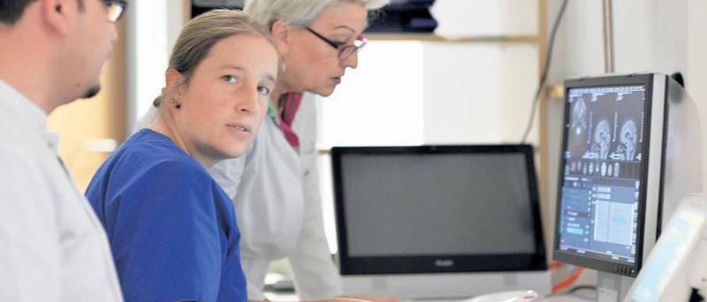 Patient im Blick. In einer Abteilung für Radiologie der Charité werden digitale Patientenaufnahmen auf dem Bildschirm begutachtet.