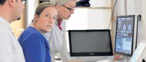 Patient im Blick. In einer Abteilung für Radiologie der Charité werden digitale Patientenaufnahmen auf dem Bildschirm begutachtet.