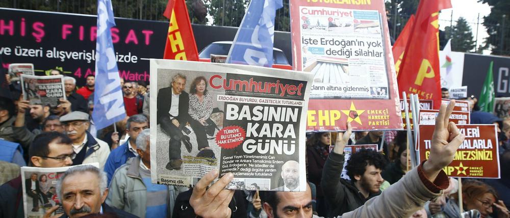 In Istanbul protestieren viele gegen den Haftbefehl.