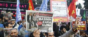 In Istanbul protestieren viele gegen den Haftbefehl.
