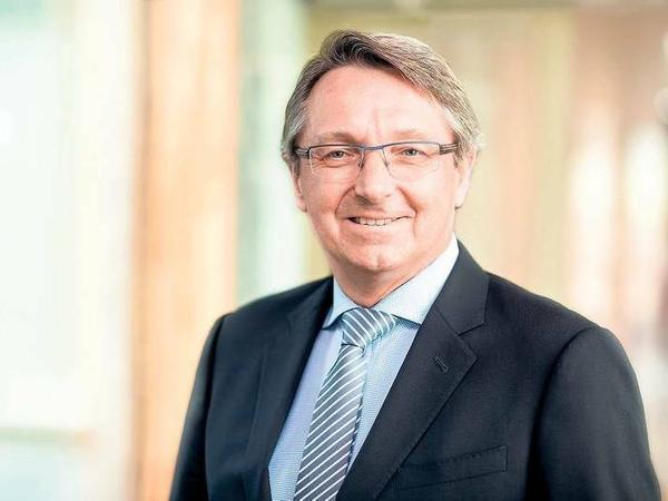 Porträtfoto von Erwin Böttinger. Er ist Mediziner und leitet seit Kurzem das Berliner Institut für Gesundheitsforschung. Zuvor arbeitete Böttinger am Mount-Sinai-Krankenhaus in New York.