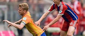 Hinfallen gestattet. Fabian Lustenberger und sein Kollegen von Hertha BSC (links, im Duell mit Gianluca Gaudino) sind in München Außenseiter. 