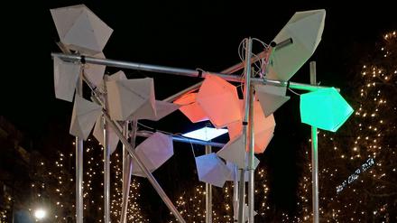 Seit Mittwoch leuchtet die Skulptur auf dem Mittelstreifen des Kurfürstendamms.