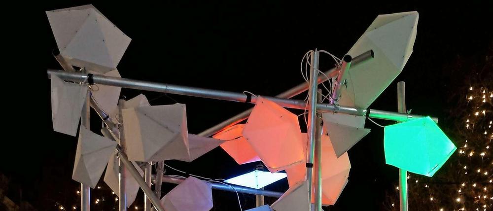 Seit Mittwoch leuchtet die Skulptur auf dem Mittelstreifen des Kurfürstendamms.