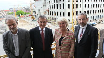 Kulturstaatsministerin Monika Grütters (2.l.) mit den GHründungsintendanten des Humboldt-Forums Horst Bredekamp, Neil MacGregor und Hermann Parzinger bei einer Besichtigung der Schlossbaustelle im Mai 2015. 