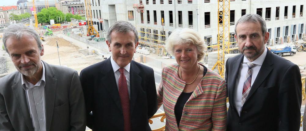 Kulturstaatsministerin Monika Grütters (2.l.) mit den GHründungsintendanten des Humboldt-Forums Horst Bredekamp, Neil MacGregor und Hermann Parzinger bei einer Besichtigung der Schlossbaustelle im Mai 2015.
