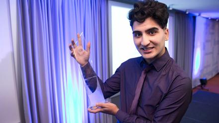 Nasser El-Ahmad zeigt den «Respektpreis 2015». Er wehrte sich öffentlich gegen die Unterdrückung durch die eigenen Verwandten.