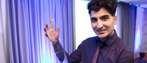 Nasser El-Ahmad zeigt den «Respektpreis 2015». Er wehrte sich öffentlich gegen die Unterdrückung durch die eigenen Verwandten.