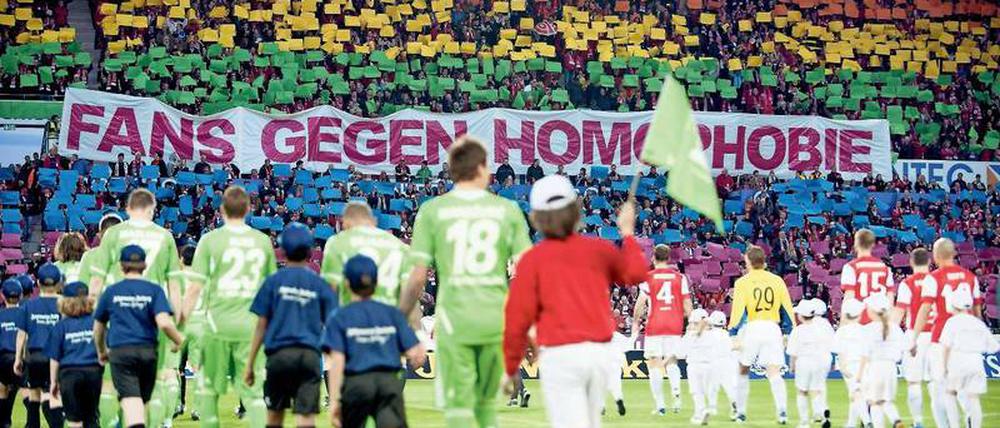 Fußball unterm Regenbogen. Um ihre Solidarität mit Schwulen und Lesben zu zeigen und sich gegen Vorurteile starkzumachen, haben die Fans des Fußball-Bundesligisten Mainz 05 beim Einlauf der Spieler ins Stadion eine Choreografie präsentiert. Doch noch gibt es nicht bei allen Vereinen so viel Engagement für gleichgeschlechtliche Lebensweisen.