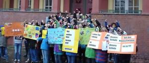 Da protestierten sie noch. Kinder der Kaulsdorfer Grundschule vor dem maroden Gebäude. Inzwischen ist die Schule dicht.