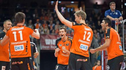 Lachen, jubeln, strahlen. Die BR Volleys um Kapitän Robert Kromm (Mitte) haben allen Grund zur Freude.