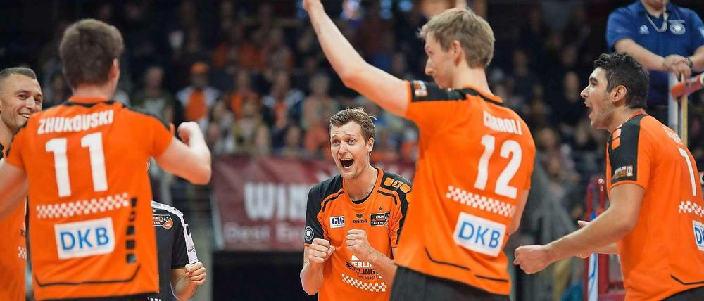 Lachen, jubeln, strahlen. Die BR Volleys um Kapitän Robert Kromm (Mitte) haben allen Grund zur Freude.