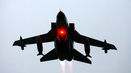 Ein Tornado des Aufklärungsgeschwaders 51 der Luftwaffe startet im schleswig-holsteinischen Jagel. 