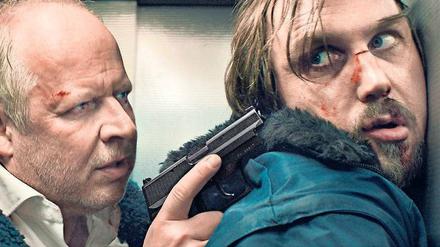 Wollen Sie diesen Mann in Ihrer Küche haben? Kommissar Klaus Borowski (Axel Milberg, li.) kriegt Besuch von Serienkiller Kai Korthals (Lars Eidinger). 