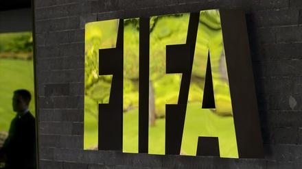 In Zürich sind laut der "New York Times" weitere hohe Funktionäre des Fußball-Weltverbands Fifa festgenommen worden.