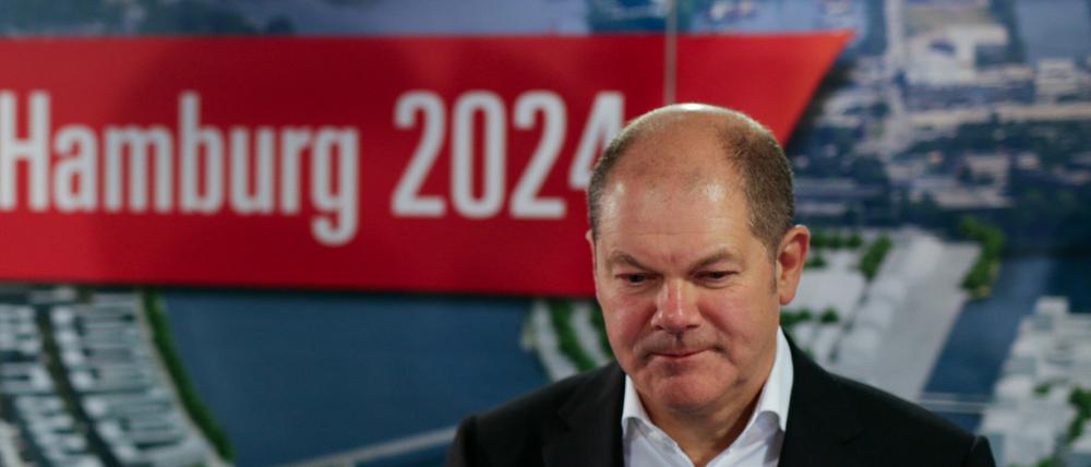 Hamburgs Bürgermeister Olaf Scholz (SPD) betritt am 29.11.2015 in Hamburg nach dem Ergebnis des Referendums das Skylight Cafe der Barclaycard-Arena. Die Hamburger Bürger haben in einem Referendum die deutsche Olympia-Bewerbung für 2024 abgelehnt. 