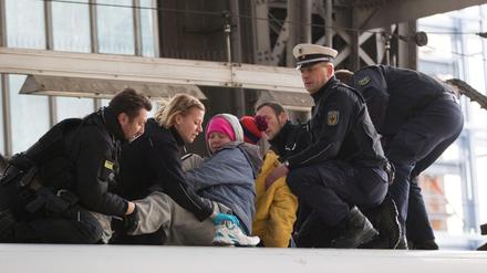 Junge Aktivisten hatten sich am Frankfurter Hauptbahnhof auf den Klimazug der Umweltministerin abgeseilt, andere hatten sich an den Schienen angekettet. Die Bundespolizei musste die jungen Leute vom Dach holen.