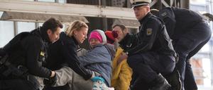 Junge Aktivisten hatten sich am Frankfurter Hauptbahnhof auf den Klimazug der Umweltministerin abgeseilt, andere hatten sich an den Schienen angekettet. Die Bundespolizei musste die jungen Leute vom Dach holen. 