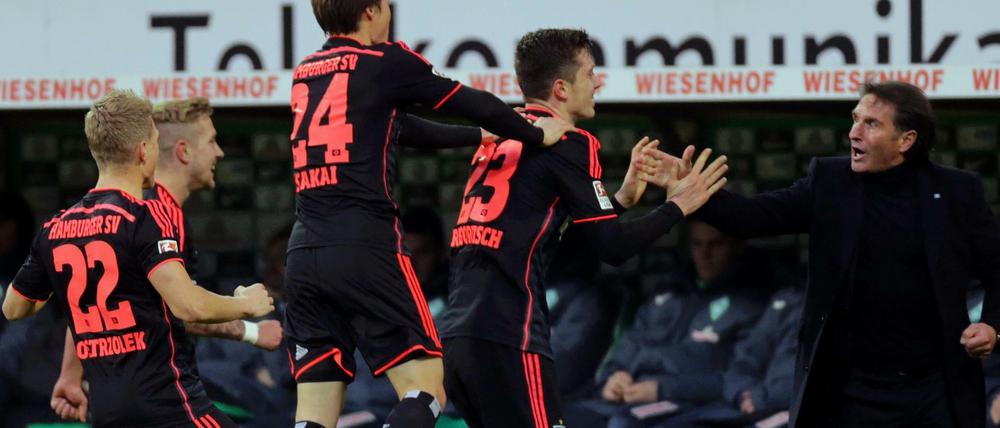 Hamburgs Michael Gregoritsch feiert sein Tor mit Trainer Bruno Labbadia.