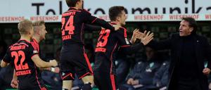 Hamburgs Michael Gregoritsch feiert sein Tor mit Trainer Bruno Labbadia.