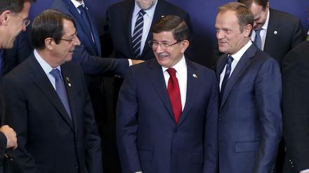 Zugewandt: Zyperns Präsident Nicos Anastasiades (l.) und der türkische Ministerpräsident Ahmet Davutoglu (M.) beim Flüchtlingsgipfel in Brüssel. 