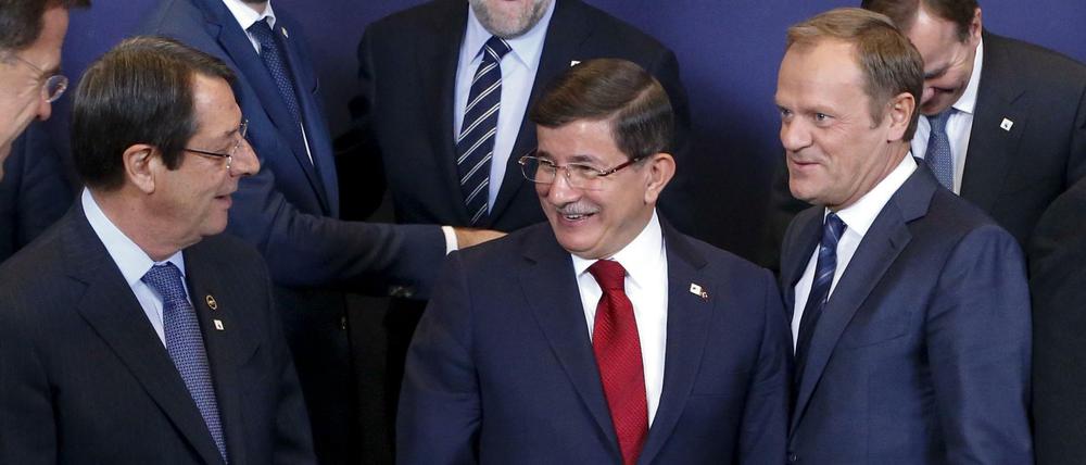 Zugewandt: Zyperns Präsident Nicos Anastasiades (l.) und der türkische Ministerpräsident Ahmet Davutoglu (M.) beim Flüchtlingsgipfel in Brüssel.