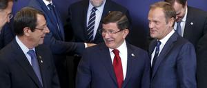 Zugewandt: Zyperns Präsident Nicos Anastasiades (l.) und der türkische Ministerpräsident Ahmet Davutoglu (M.) beim Flüchtlingsgipfel in Brüssel.