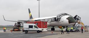 In Schönefeld krachte ein Lichtmast auf einen Airbus A321 von Condor.