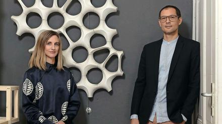 Allison Dring und Daniel Schwaag. Im Hintergrund hängt ein "Prosolve"-Element an der Wand mit den charakteristischen Ringen