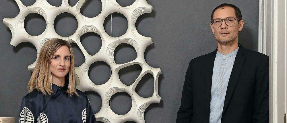 Allison Dring und Daniel Schwaag. Im Hintergrund hängt ein "Prosolve"-Element an der Wand mit den charakteristischen Ringen