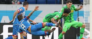 Mönchengladbachs Mahmoud Dahoud (vorn) und der Hoffenheimer Eugen Polanski fallen übereinander ein.