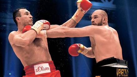 Nach zehn Jahren. Wladimir Klitschko (l.) hat seinen WM-Titel verloren.