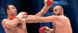 Nach zehn Jahren. Wladimir Klitschko (l.) hat seinen WM-Titel verloren.