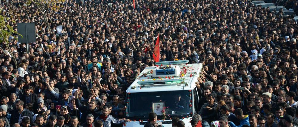 Viele Tausend Menschen folgten am Sonntag in Diyarbakir dem Fahrzeug mit dem Sarg des erschossenen kurdischen Anwalts Tahir Elci.