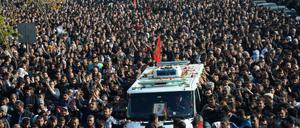 Viele Tausend Menschen folgten am Sonntag in Diyarbakir dem Fahrzeug mit dem Sarg des erschossenen kurdischen Anwalts Tahir Elci. 