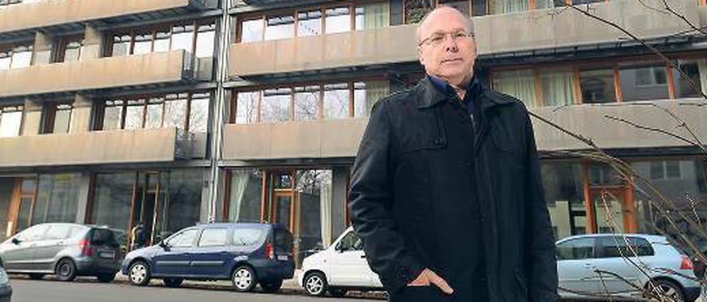 Wolfram Popp vor seinen Estraden-Häusern.