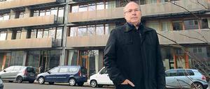 Wolfram Popp vor seinen Estraden-Häusern.