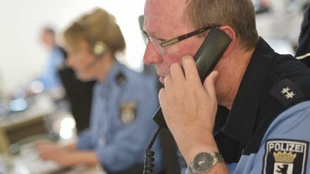 Mitarbeiter der Polizei in der Einsatzzentrale. Dort waren die Telefone nicht lahmgelegt.